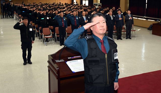 김양제 경기남부경찰청장이 15일 오전 경기남부경찰청사에서 열린 특별형사대 확대 운영 발대식에서 국민의례를 하고 있다. 수원=뉴시스