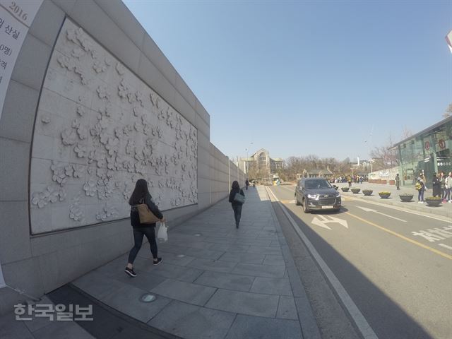 금한령 실시 첫날인 15일 중국인 단체관광객들의 ‘인증샷’ 장소로 인기가 높았던 서울 이화여대 정문 배꽃 조형물 앞이 한산한 모습이다. 김형준 기자