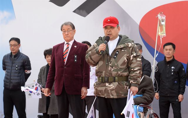 3월 11일 오후 서울 덕수궁 대한문 일대에서 열린 탄핵무효국민총궐기운동본부 주최 태극기 집회에서 정광용(앞줄 오른쪽 첫번째) 탄기국 대변인이 연설을 하고 있다. 왕태석 기자