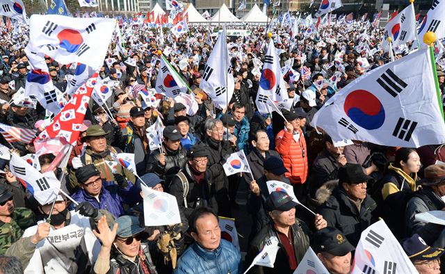 11일 오후 서울 덕수궁 대한문 일대에서 열린 탄핵무효국민총궐기운동본부 주최 태극기 집회 참가자들이 태극기를 흔들고 있다.왕태석기자