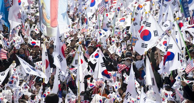 10일 서울 종로구 안국역 일대에서 열린 탄핵반대집회 참석자들이 헌법재판소의 박근혜 전 대통령 파면 결정에 분노하고 있다. 한국일보 자료사진