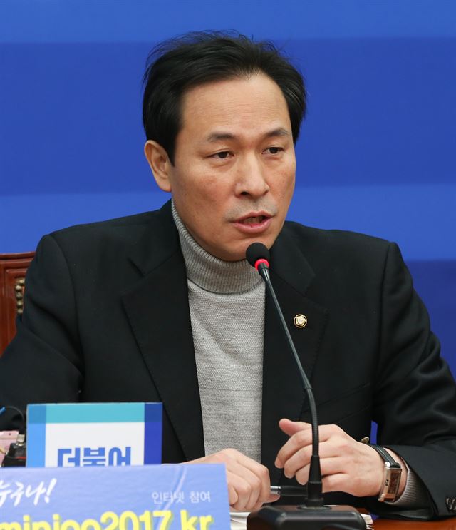 우상호 더불어민주당 원내대표가 1일 서울 여의도 국회에서 열린 긴급 최고위원회의에서 모두발언을 하고 있다. 뉴스1