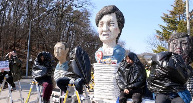 박근혜 퇴진 예술행동위원회 등 시민사회단체 회원들이 7일 서울 국가정보원 앞에서 검은 비닐을 뒤집어 쓰고 블랙리스트 작성과 관련해 '국가정보원 고발 기자회견'을 하고 있다. 한국일보 자료사진