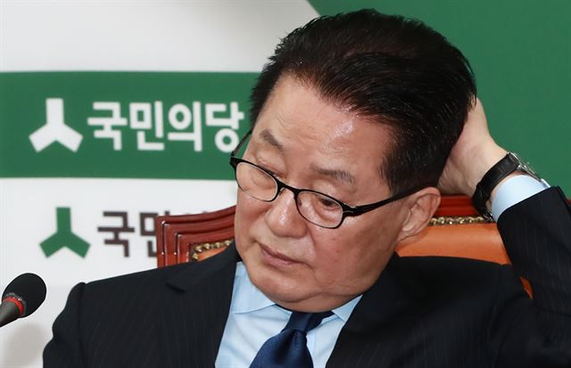 국민의당 박지원 대표가 15일 오전 국회 당대표실에서 열린 최고위원회의에 참석해 주승용 원내대표의 발언 때 생각에 잠겨 있다. 연합뉴스