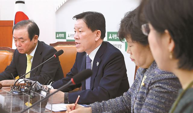 주승용 국민의당 원내대표가 16일 국회에서 열린 원내정책회의에서 모두 발언을 하고 있다. 연합뉴스