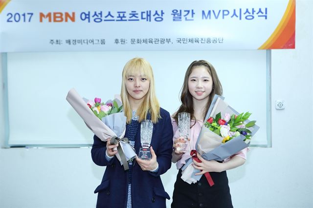 2017 MBN 여성스포츠대상 2월 최우수선수(MVP)에 뽑힌 스피드스케이팅 김보름(왼쪽)과 피겨스케이팅 최다빈이 16일 서울 중구 필동 매경미디어그룹 사옥에서 열린 시상식 뒤 포즈를 취하고 있다. MBN 제공