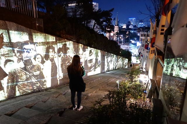 한국관광 100선인 대구근대골목투어 2코스 출발점인 청라언덕의 미디어파사드. 해가 떨어지면 선교사 주택과 하늘 스크린, 만세길 벽면에 각양각색의 영상물을 상영, 새로운 볼거리가 되고 있다. 정광진기자 kjcheong@hankookilbo.com