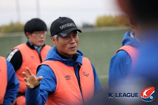 박경훈 성남FC 감독이 지난 2월 스페인 전지훈련에서 선수들 훈련을 지휘하고 있다. 프로축구연맹 제공