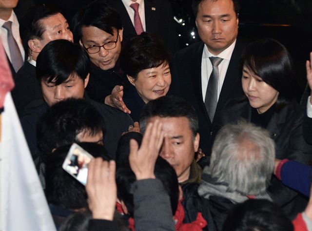 박근혜 전 대통령이 파면 사흘째를 맞은 지난 12일 서울 강남구 삼성동 사저에 도착해 지지자과 인사를 하고 있는 모습. 배우한 기자bwh3140@hankookilbo.com