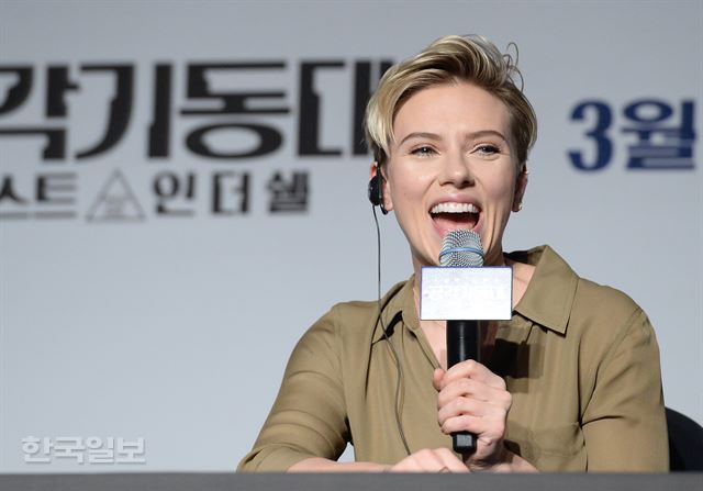 스칼렛 요한슨이 17일 오후 서울 강남구 한 호텔에서 열린 '공각기동대 고스트 인 더 쉘' 내한기자회견에 참석해 인터뷰에 답하고 있다. 김종진 인턴기자