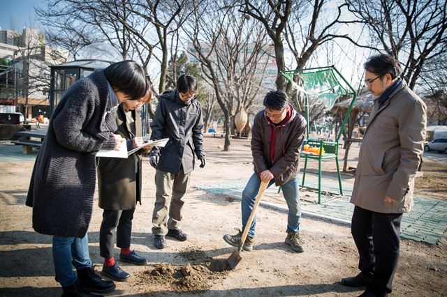 비전화공방 서울 멤버들이 서울혁신파크 내 농사 지을 땅을 살펴 보고 있다. 비전화공방 서울 제공