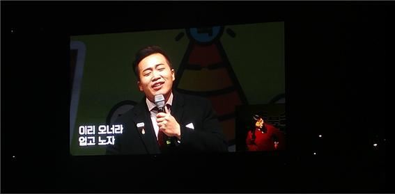 소리꾼 오단해가 지난 11일 서울 광화문 광장에서 열린 촛불집회에서 노래하고 있는 모습. 왼쪽에 ‘블랙리스트 면도칼’을 달았다.