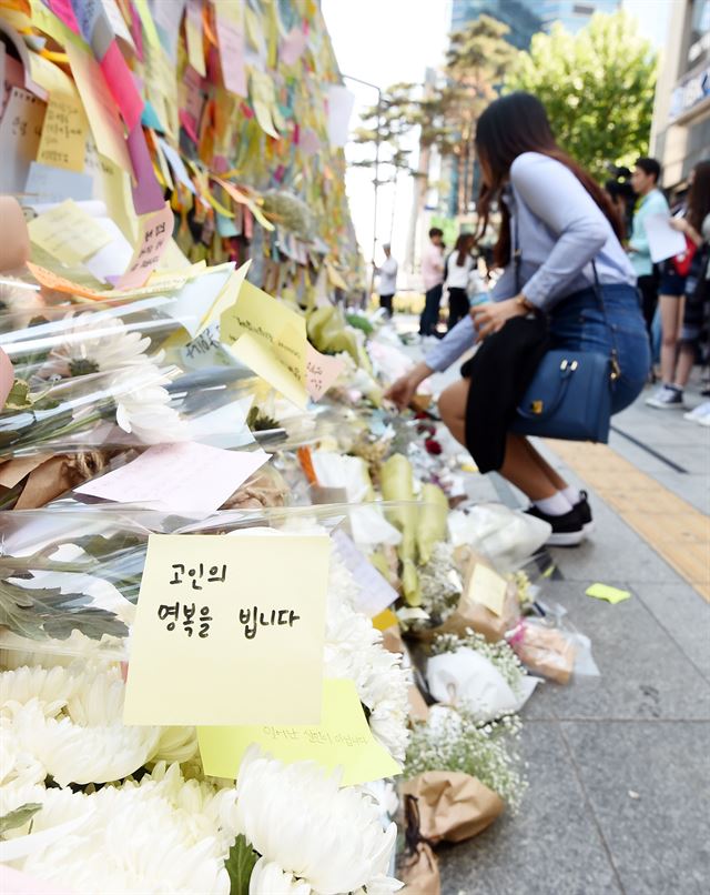 지난해 5월 아무 이유 없이 한 여성을 무참히 살해한 '강남 살인사건'이 발생한 직후 서울 강남역 10번출구 옆에 피해자를 추모하는 메시지와 꽃이 쌓여있다. 제임스 팁트리 주니어가 약자혐오의 섬뜩한 결말을 그려낸 SF ‘체체파리의 비법’을 발표한 지 40년이 지났지만 이 시대에도 혐오라는 손쉬운 권력을 탐한다. 한국일보 자료사진