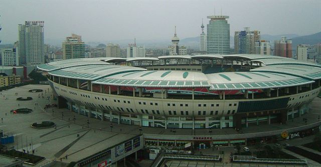 오는 23일 한ㆍ중전이 벌어질 허룽 스포츠센터 스타디움 전경. 위키피디아