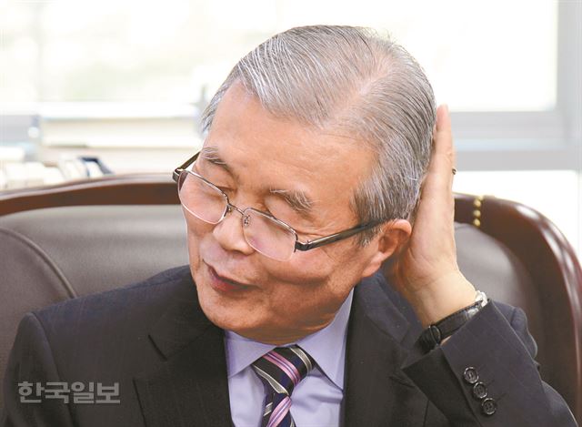 김종인 더불어민주당 전 비대위 대표가 3일 국회 의원회관에서 탈당 관련 내용을 묻는 취재진의 질문을 듣고 있다. 오대근 기자 inliner@hankookilbo.com