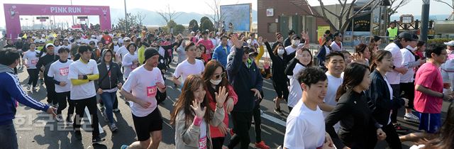 여성들의 유방건강 의식 향상을 위해 아모레퍼시픽이 주관, 한국유방건강재단이 주최한 러닝 축제인 '핑크런' 부산대회가 19일 부산 다대포해수욕장에서 열렸다. 5,000여명의 참가자들이 출발 신호에 맞춰 힘찬 출발을 하고 있다. 서재훈기자