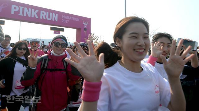 여성들의 유방건강 의식 향상을 위해 아모레퍼시픽이 주관, 한국유방건강재단이 주최한 러닝 축제인 '핑크런' 부산대회가 19일 부산 다대포해수욕장에서 열렸다. 5,000여명의 참가자들이 출발 신호에 맞춰 힘찬 출발을 하고 있다. 서재훈기자