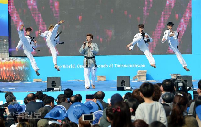 2017 무주 세계태권도선수권 대회가 성공하기를 기원하는 'D-100 태권한마당' 행사가 19일 오후 서울 광화문광장에서 열린 가운데 K타이거즈가 축하공연을 선보이고 있다. 홍인기 기자