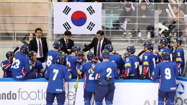 백지선(가운데) 남자 아이스하키 대표팀 감독이 19일 강릉 하키센터에서 열린 러시아와 평가전에서 작전을 지시하고 있다. 강릉=연합뉴스