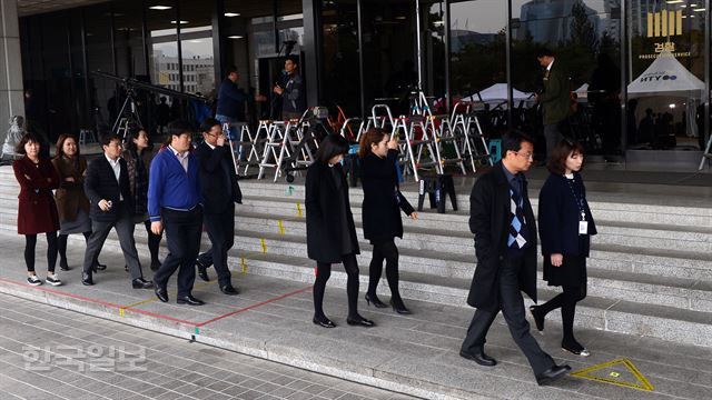 박근혜 전 대통령의 소환조사를 하루 앞둔 20일 정오 서울 서초동 서울중앙지검에서 직원들이 포토라인 앞을 지나가고 있다.고영권기자youngkoh@hankookilbo.com