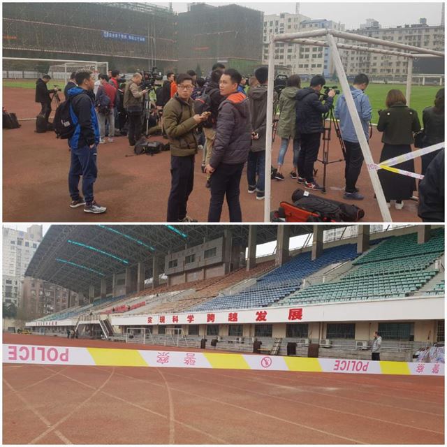 중국 공안이 통제한 좁은 구역 안에서 취재하고 있는 한국과 중국 기자들.(위) 아래는 폴리스 라인이 안을 막아 텅 빈 모습. 스탠드에도 올라갈 수 없었다. 창샤=윤태석 기자