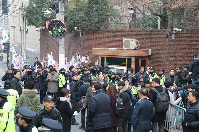 박근혜 전 대통령이 피의자 신분으로 검찰에 출석하는 21일 오전 서울 강남구 삼성동 자택 주변이 경찰과 취재진 등으로 붐비고 있다. 연합뉴스