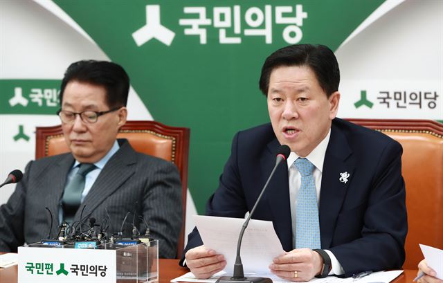 국민의당 주승용 원내대표(오른쪽)가 20일 오전 국회 당대표실에서 열린 최고위원회에 참석해 발언하고 있다. 연합뉴스