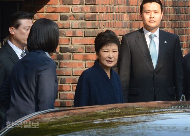 박근혜 전대통령이 검찰로 출두 하기 위해 21일 오전 9시15분경 서울 삼성동 자택에서 나와 차량으로 향하고 있다. 2017.03.21신상순선임기자ssshin@hankookilbo.com /2017-03-21(한국일보)