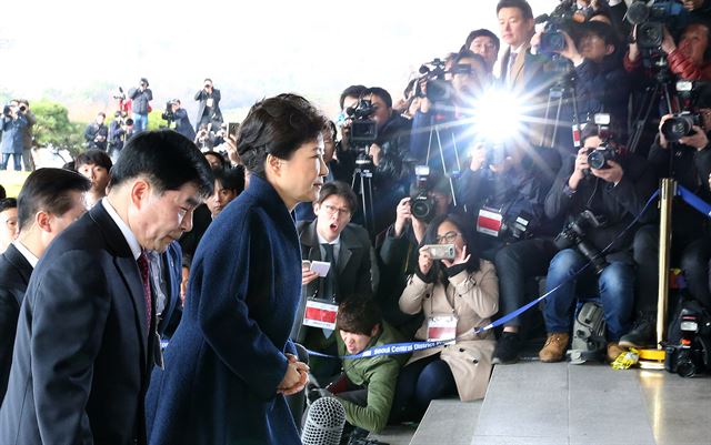 박근혜 전 대통령이 피의자 신분으로 21일 오전 서울 서초동 서울중앙지검에 출두하고 있다.피의자 신분으로 조사를 받게 된 박 전 대통령은 삼성 특혜 관련 뇌물죄, 미르·K스포츠 재단 출연금 강제모금 및 문화·예술계 블랙리스트 작성 관련 직권남용죄를 비롯해 청와대 기밀문서 유출 등 13개에 달하는 혐의를 받고 있다. / 고영권기자