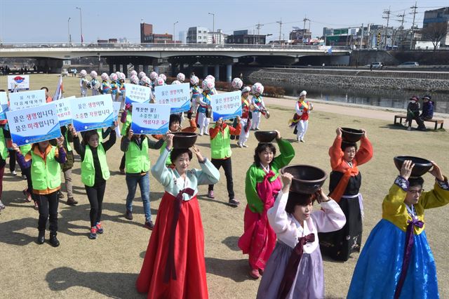 대구 남구청이 지난해 연 물의 말 행사 때 참가자들이 청정수를 봉송하고 있다. 대구 남구청 제공