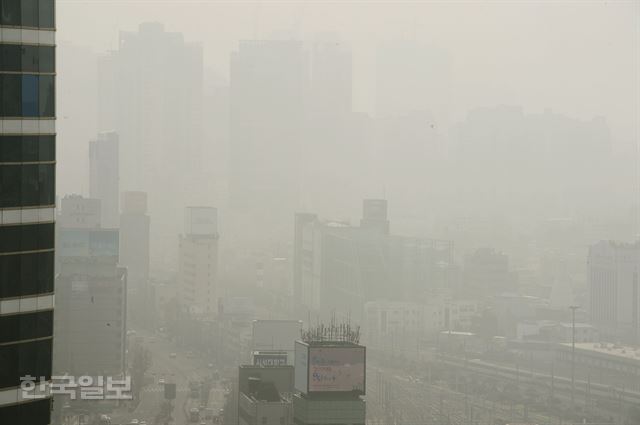 서울역 인근 건물들이 희뿌연 미세먼지에 휩싸여 흐리게 보인다. 한국일보 자료사진