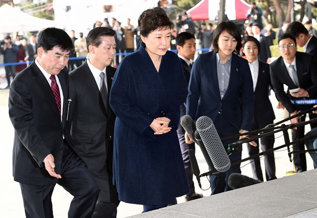 뇌물수수 등의 혐의 피의자로 박근혜 전 대통령이 21일 오전 서울중앙지검 포토라인에서 취재진 질문에 짧게 답한 뒤 들어서고 있다. 전직 대통령이 검찰 조사를 받는것은 역대 4번째이다. 고영권기자