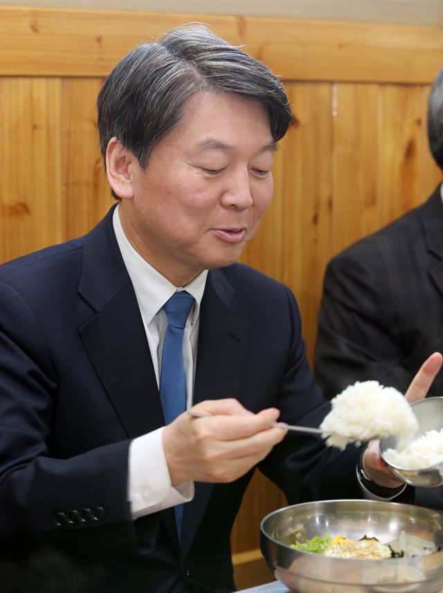 국민의당 대선주자인 안철수 전 대표가 21일 전북 남원을 방문해 한 식당에서 비빔밥을 비비고 있다. 남원=연합뉴스