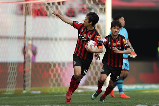 FC서울 박주영(왼쪽)이 19일 K리그 클래식 3라운드 광주FC와의 경기에서 후반 18분 페널티킥에 성공해 환호하고 있다. 하지만 한국프로축구연맹은 21일 페널티킥 판정을 오심이라고 결론지었다. 프로축구연맹 제공