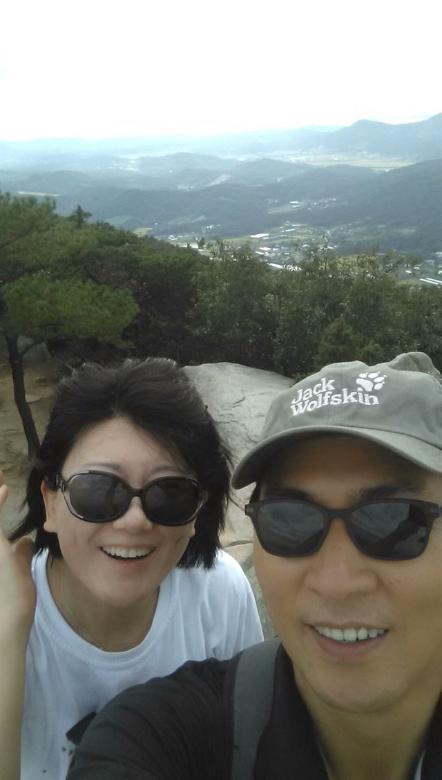 2013년 용봉산 산행 중인 안희정(오른쪽) 충남지사와 부인 민주원씨. 안희정 캠프 제공