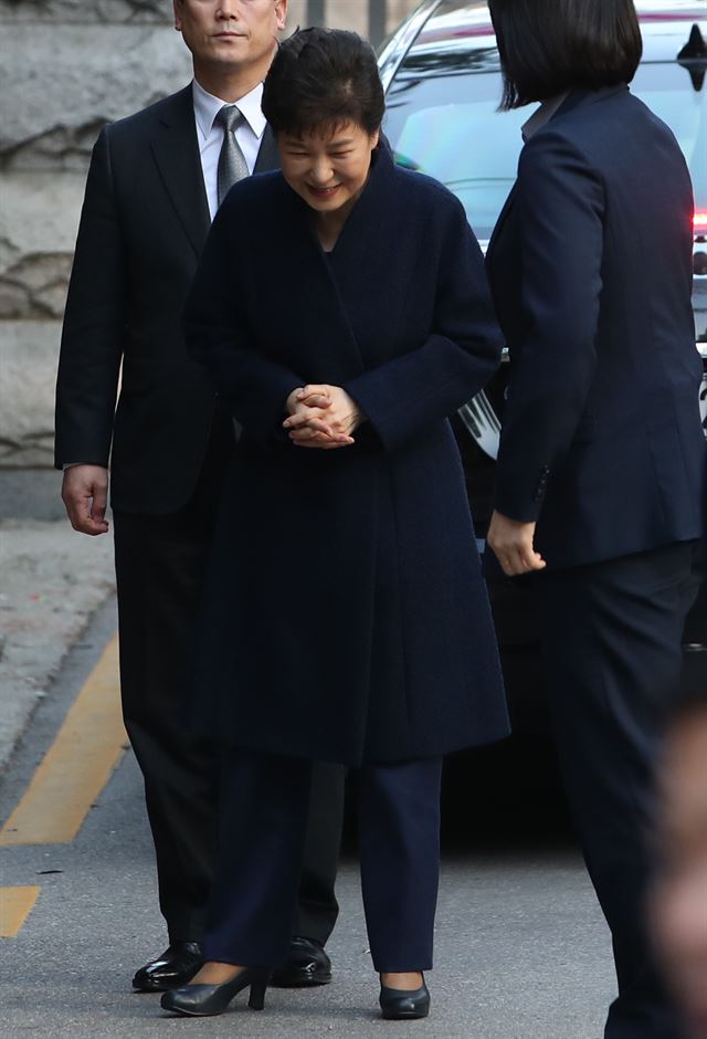 박근혜 전 대통령이 22일 오전 삼성동 자택으로 들어가며 지지자들을 향해 고개 숙여 인사하고 있다. 연합뉴스