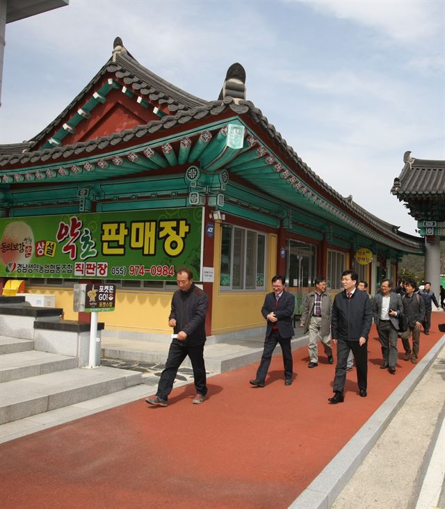 정양호(오른쪽 맨앞) 조달청장이 22일 지역 여행상품 개발 2주년을 맞아 경남 산청 동의보감촌을 방문, 현장 점검 활동을 벌이고 있다. 조달청 제공