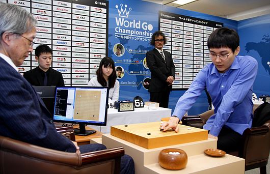 박정환(오른쪽)9단이 22일 일본 오사카에서 열린 월드바둑챔피언십 2회전에서 일본의 인공지능 딥젠고와 대국을 두고 있다. 사이버오로 제공