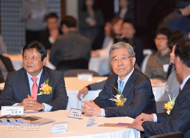 [저작권 한국일보] 22일 오후 서울 중구 프레스센터 국제회의장에서 한국일보가 주최하고 강원랜드가 후원하는 2016 중독예방 공모전 시상식에서 이준희 한국일보 사장(왼쪽)과 함승희 강원랜드 대표이사가 수상영상을 관람하고 있다