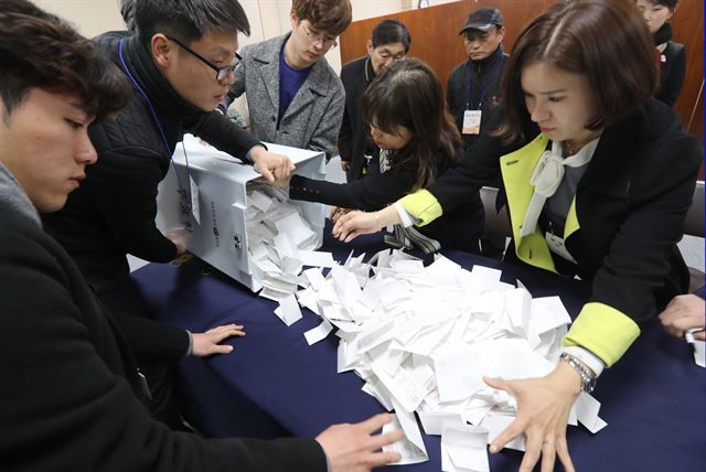 22일 오후 서울시의회 서소문 별관 더불어민주당 대선후보 경선 투표소에서 개표 작업이 진행되고 있다. 민주당은 이날 오전 7시부터 오후 6시까지 각 시·군·구 전국 250개 투표소에서 대선후보 선출을 위한 현장투표를 진행했다. 연합뉴스