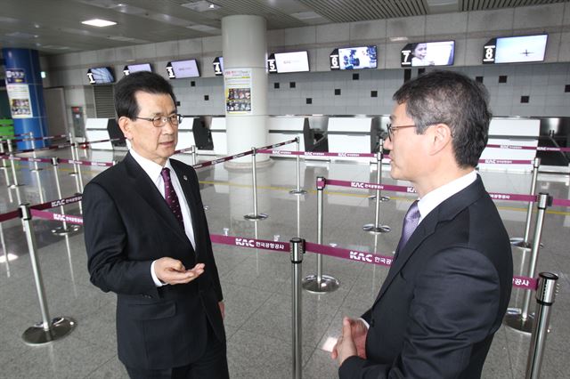 이시종(왼쪽) 충북지사가 17일 청주국제공항을 방문해 한국공항공사 관계자로부터 사드 논란 이후 청주공항 피해 상황을 전해 듣고 있다. 항공기 운항이 가장 많은 금요일인데도 불구, 국제선 발권대가 텅 비어 있다. 이 지사는 “국제선 입출국장이 적막강산 같았다”고 안타까워했다. 충북도 제공