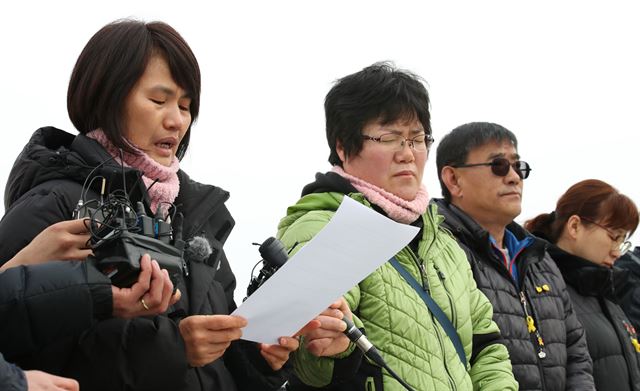 세월호 인양 개시를 앞둔 22일 오전 전남 진도군 팽목항에서 미수습자 가족들이 국민에게 드리는 호소문을 낭독하고 있다. 연합뉴스