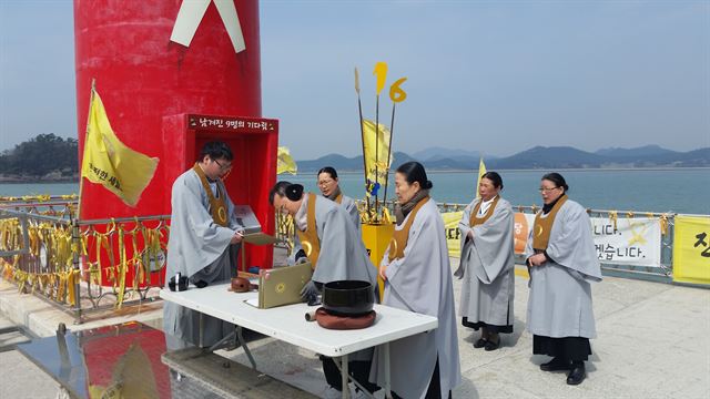 원불교 광주ㆍ전남교구 신도들이 23일 오후 전남 진도군 팽목항 방파제 등대 앞에서 세월호 희생자들의 넋을 기리는 위령제를 열고 있다.