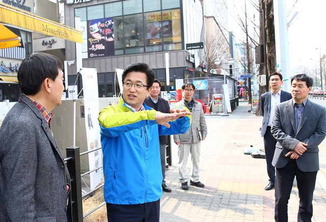 허태정(가운데) 대전 유성구청장이 23일 직원들과 함께 봉명동 명물카페거리 조성현장 점검을 하고 있다. 유성구 제공