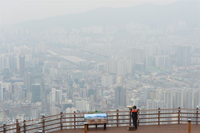 민간 기상업체 케이웨더에 따르면 지난해 종로구의 미세먼지(PM2.5) 평균농도가 서울시 25개 자치구 중 가장 높았다. 한국일보 자료사진