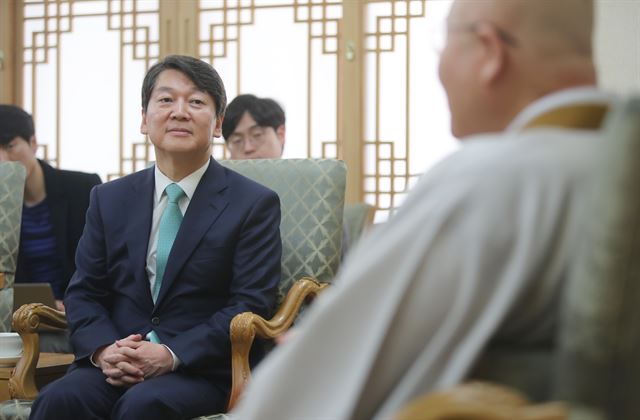 안철수 국민의당 전 대표가 24일 오후 전북 익산시 원불교 중앙총부에서 경산 장응철 원불교 종법사를 예방하고 있다. 익산=연합뉴스