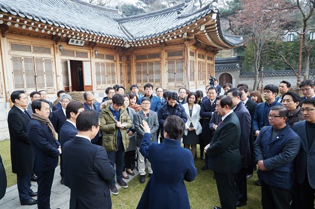 박근혜 대통령이 신년을 맞아 청와대 상춘재에서 춘추관 출입기자들과 만나 대화를 나누고 있다.2017.1.1청와대 제공/2017-01-01(한국일보)