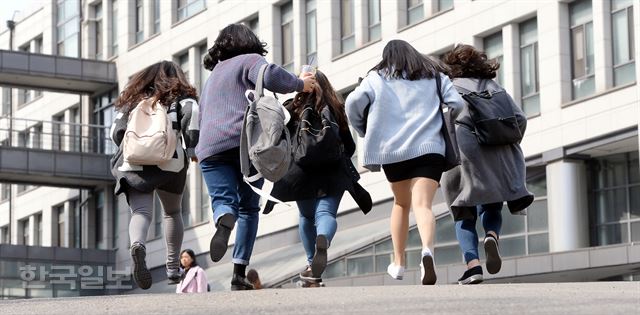 서울의 한 대학 캠퍼스에서 학생들이 뛰고 있다. 기초적인 전공 수업조차 진행이 어려울 만큼 교육 환경 투자를 방기하고 있는 일부 대학에서, 학생들은 수강 신청부터 강의실 자리 잡기까지 생존 투쟁을 벌여야 가까스로 졸업한다. 사진은 기사의 특정 내용과 무관함. 배우한기자bwh3140@hankookilbo.com