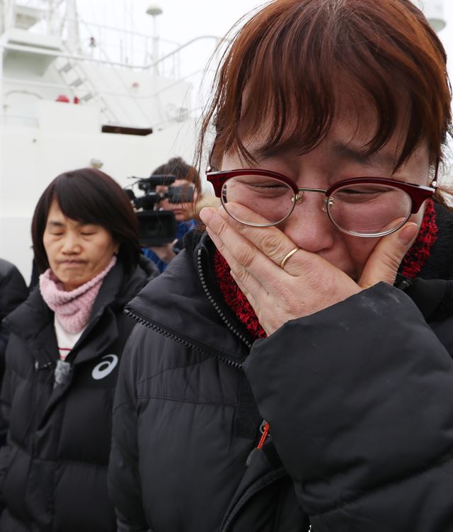 23일 오전 전남 진도군 세월호 인양 구역에서 미수습자 가족들이 오열하고 있다.연합뉴스