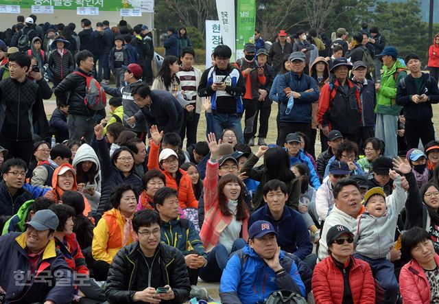 5월9일로 확정된 대통령 선거일을 앞두고 25일 오전 서울 남산 백범광장에서 열린 제463회 한국일보 거북이마라톤 '제19대 대통령선거 아름다운 선거를 위한 남산 걷기대회' 에서 시민들이 공직선거 퀴즈 풀기를 하며 즐거워 하고 있다. 신상순 선임기자